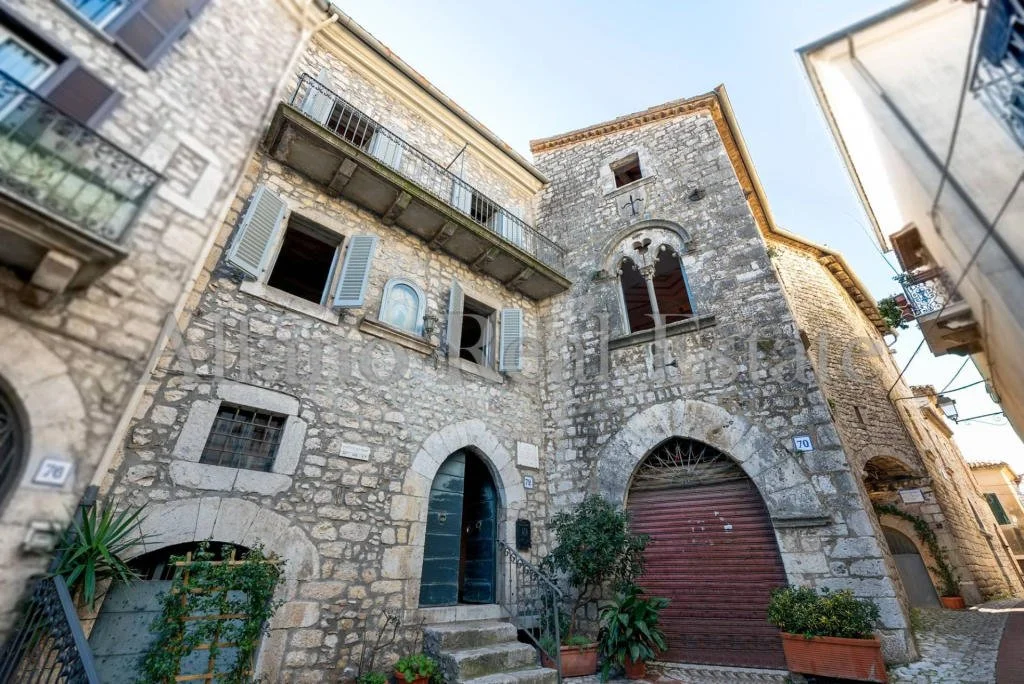 A Palazzo Dating Back to 1460 - €158,000