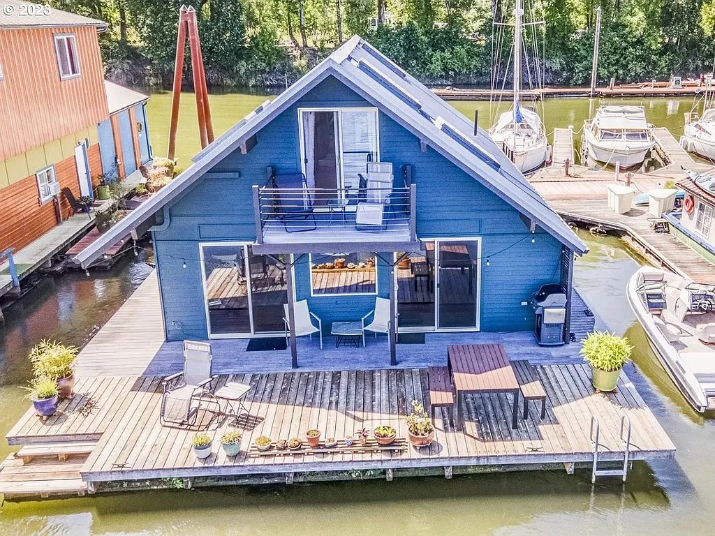 A Floating Home in Portland, OR - $429,000