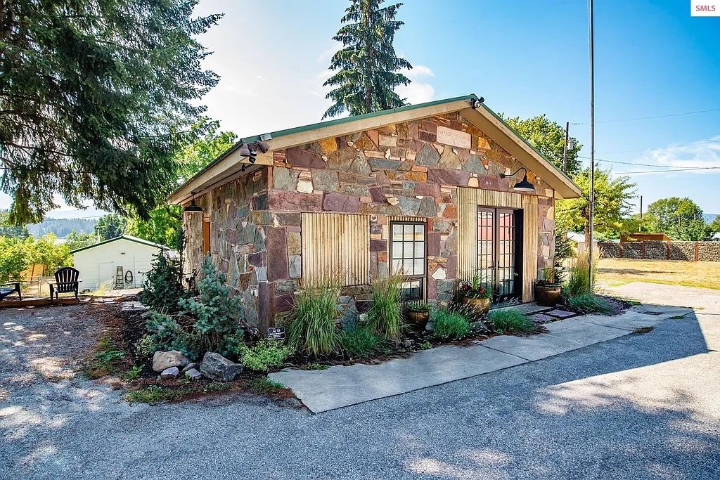 At Home in Hope, ID - $795,000