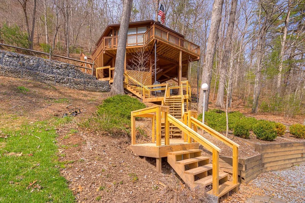 Hillside in White Sulphur Springs, WV - $165,740