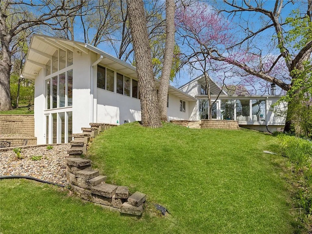 Dreamy in Des Moines - $699,000