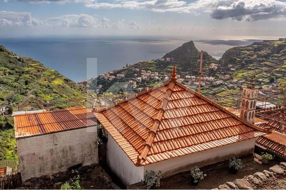 A Fixer with an Outstanding View - €180,000