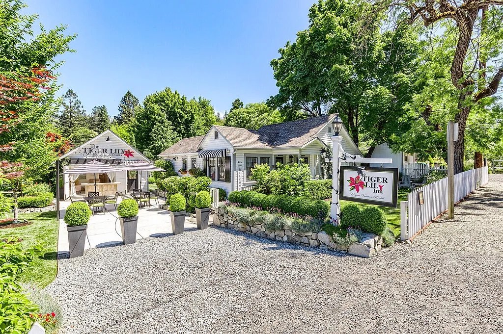 A Quaint Venue in Jacksonville, OR - $1.8Mil