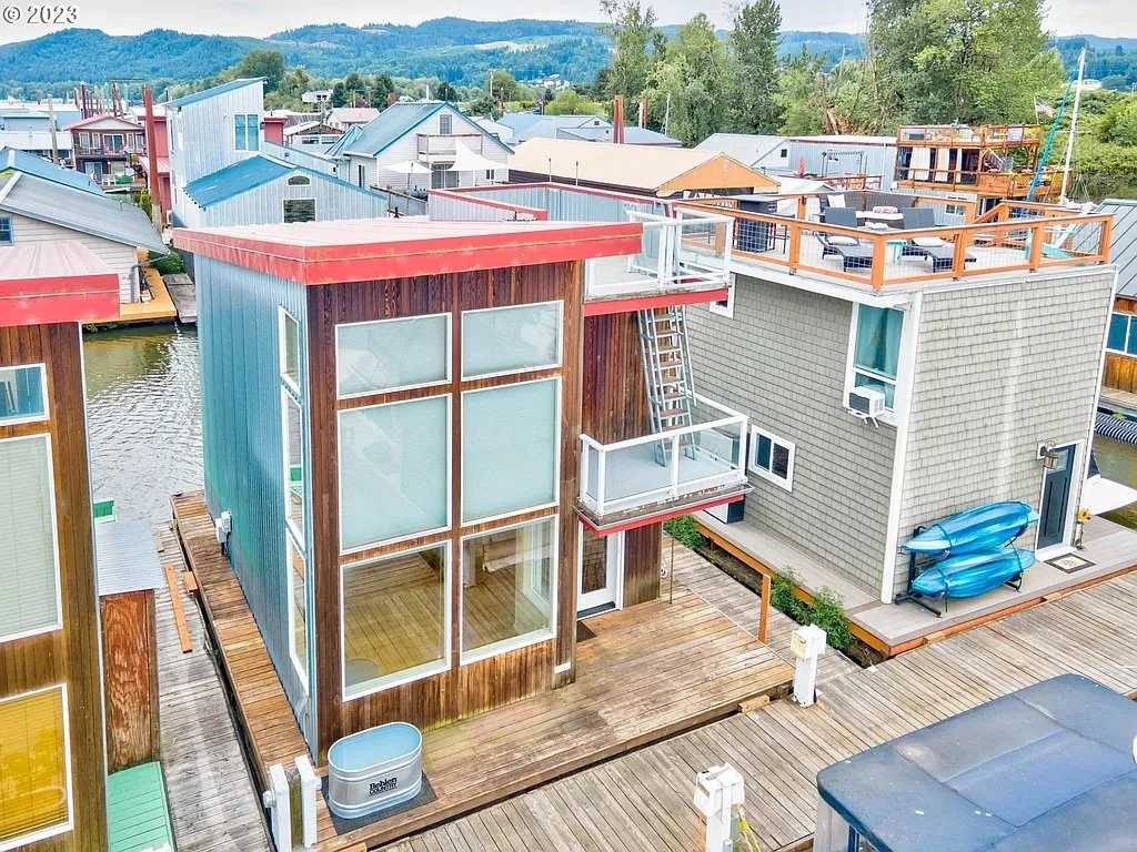 A Floating Home in Scappoose, OR - $315,000