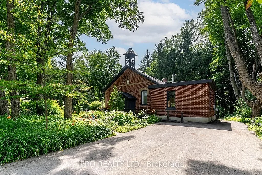 A Converted Schoolhouse in Mulmur, ON - C$1,258,888