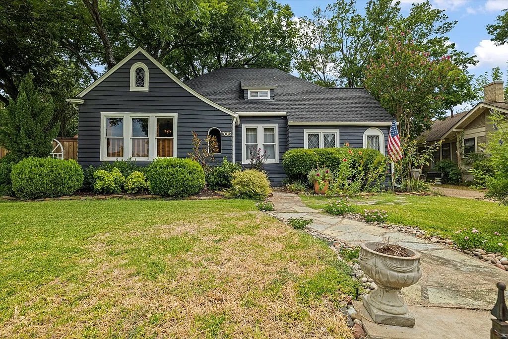 A Home Built in 1926 in Waxahachie, TX - $645,000