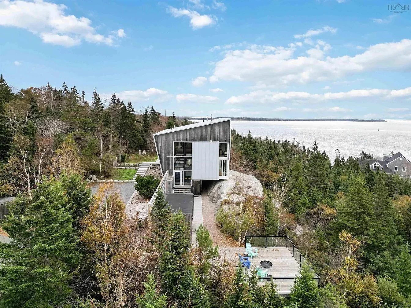 A Brian Mackay-Lyons Design - C$1,499,000