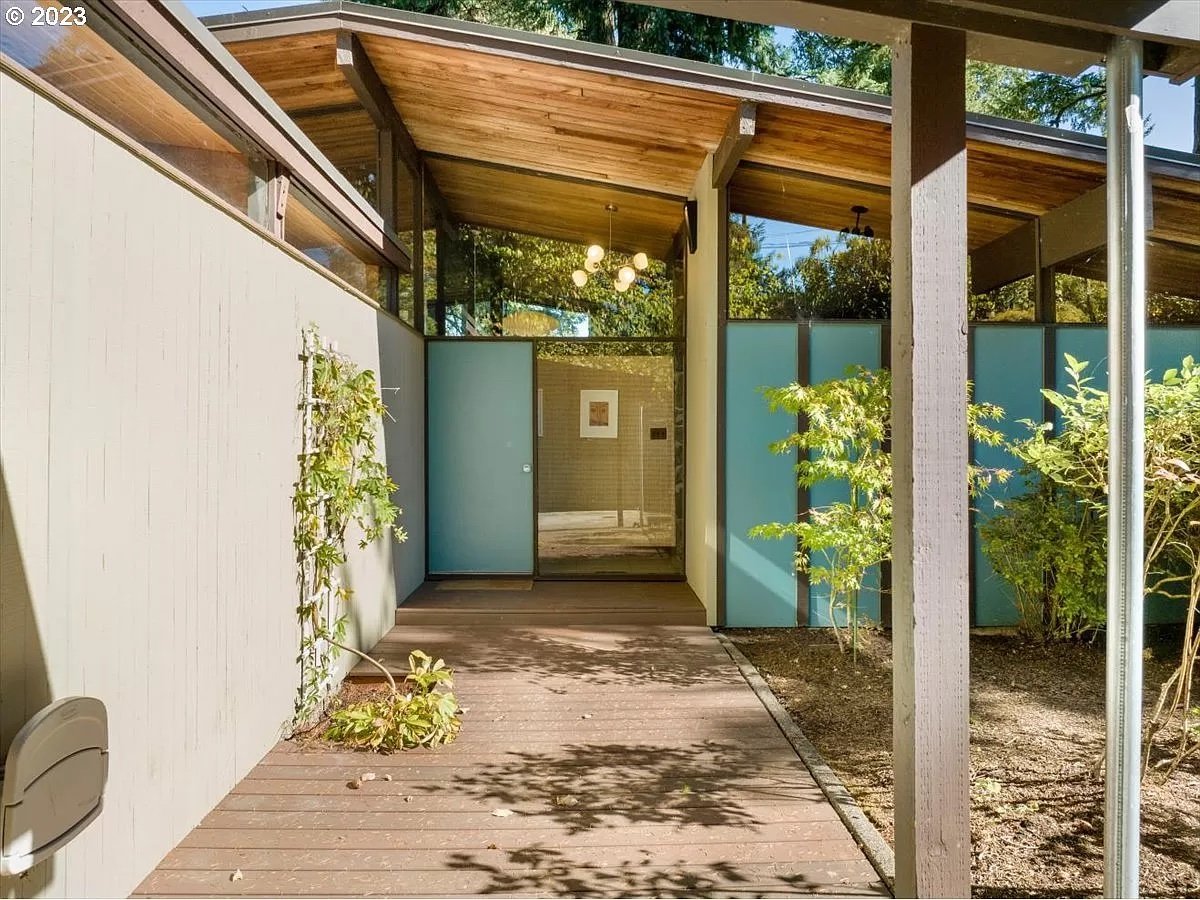 A Ralph Olson Design in West Linn, OR - $1,075,000