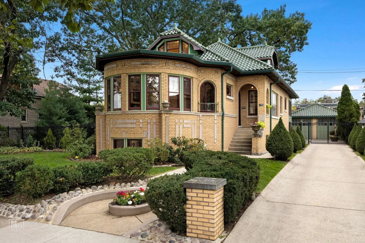 Keep the Vintage Details in This Berwyn, IL Bungalow