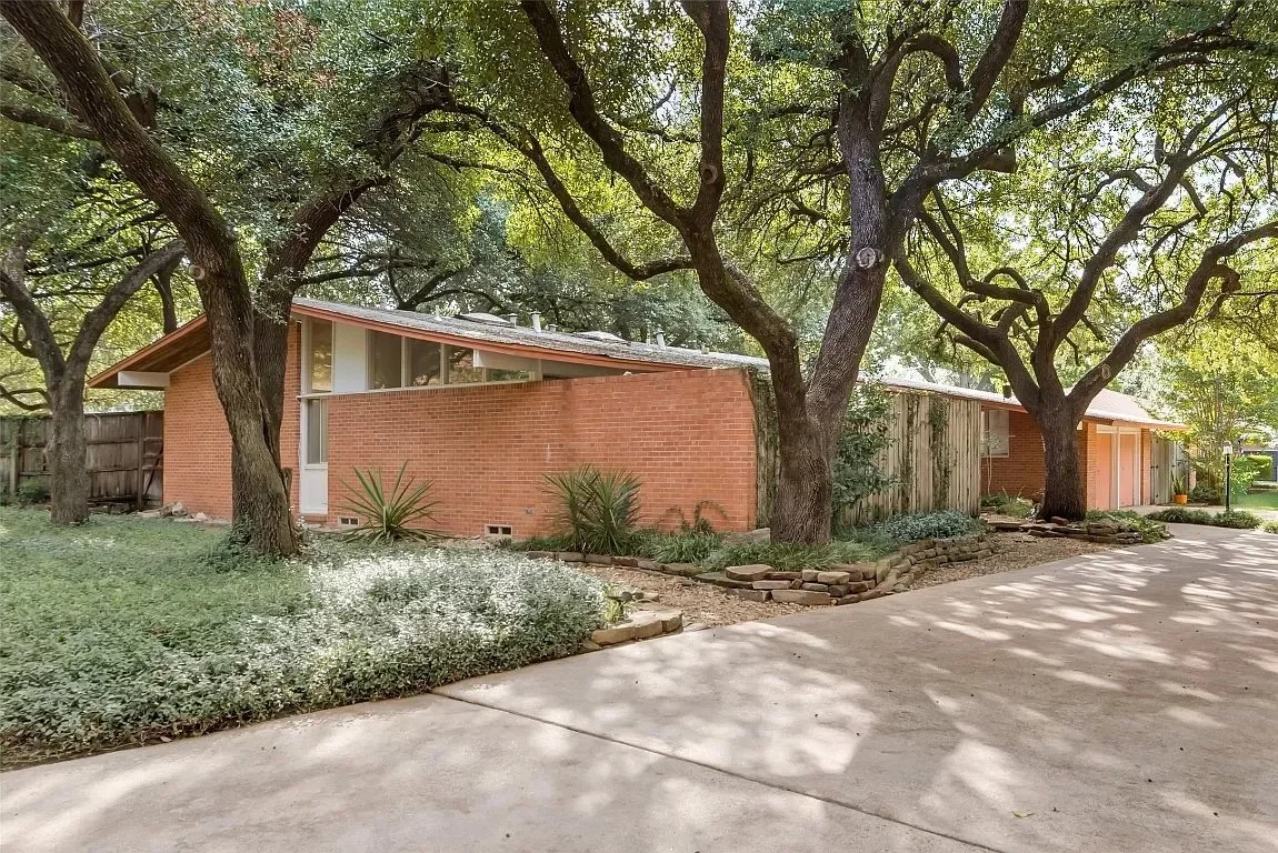 A Gorgeous MCM in Dallas - $849,000
