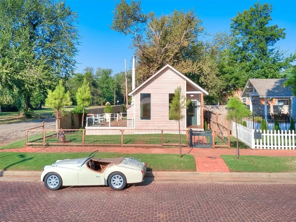 A Minimalist Home in Guthrie, OK - $325,000