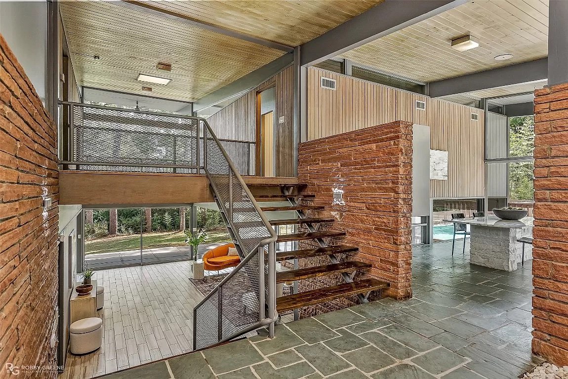 A 1956 MCM on 1 Acre - $550,000