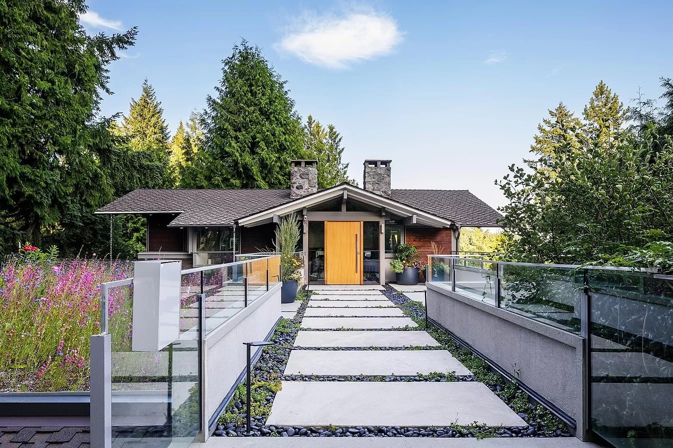 A Restored Home in West Vancouver - C$5,298,000