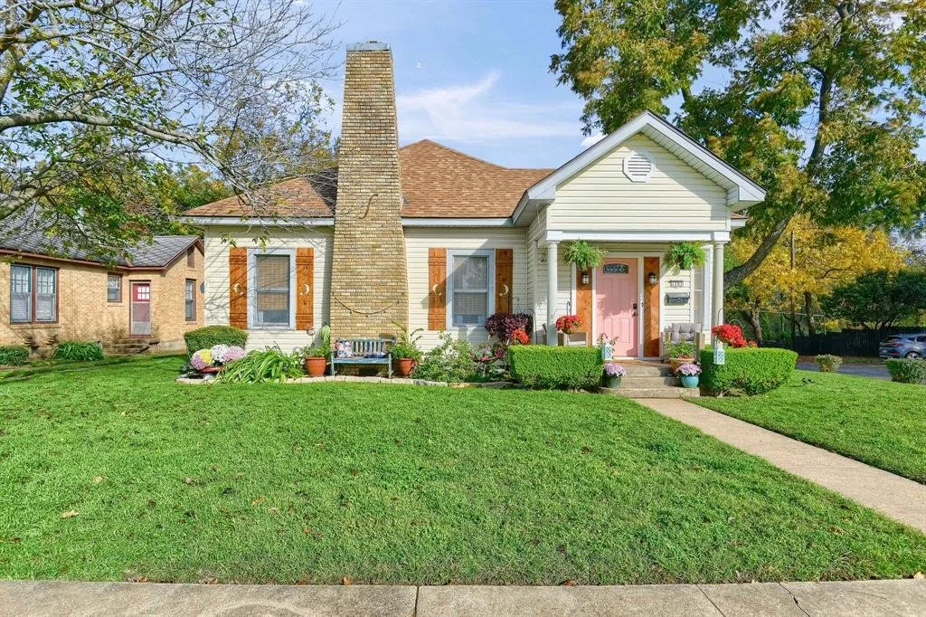 A 1920's Bungalow in Denison, TX - $275,000