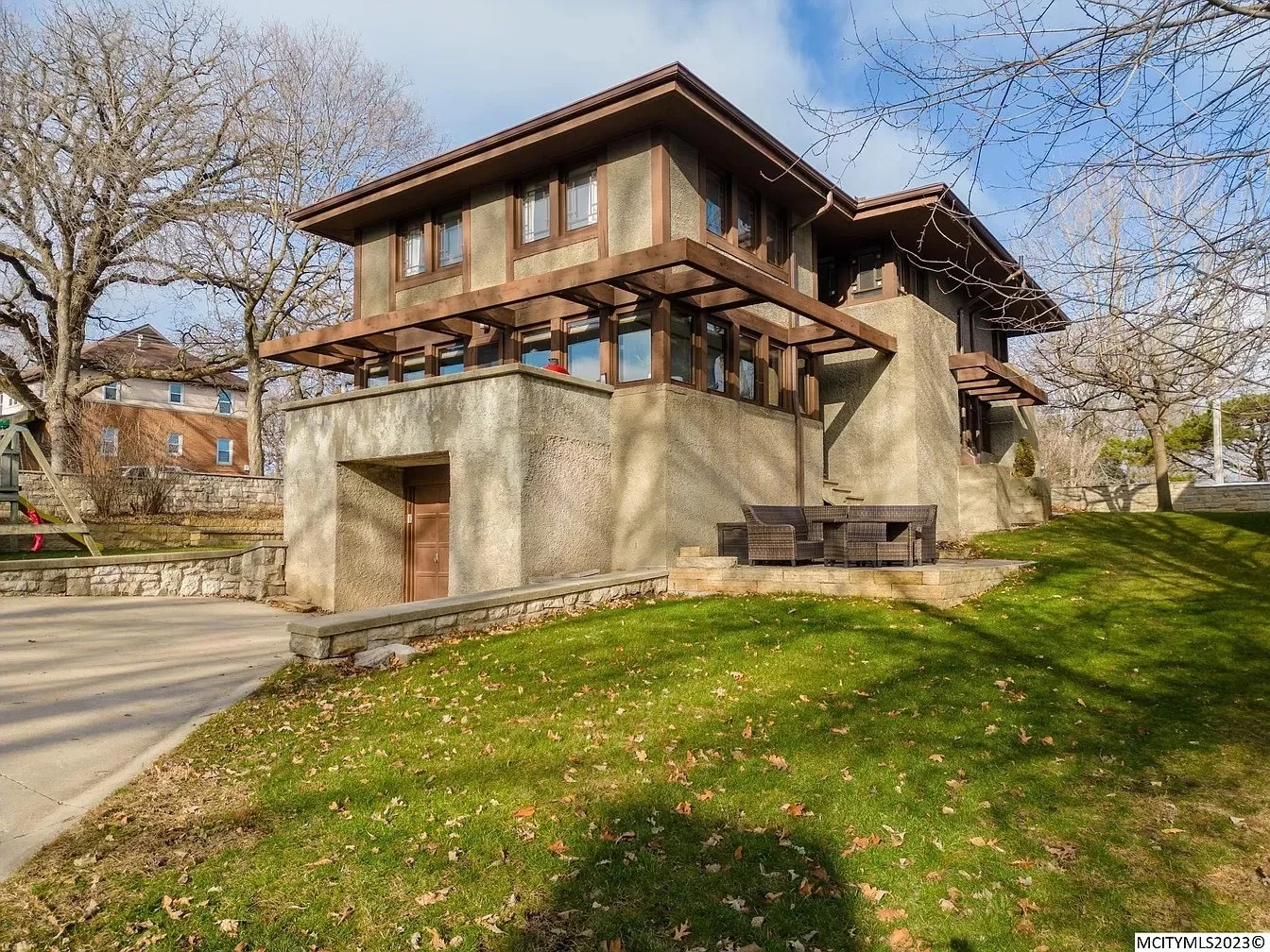 A Walter Burley Griffin Design in Mason City, IA - $459,000