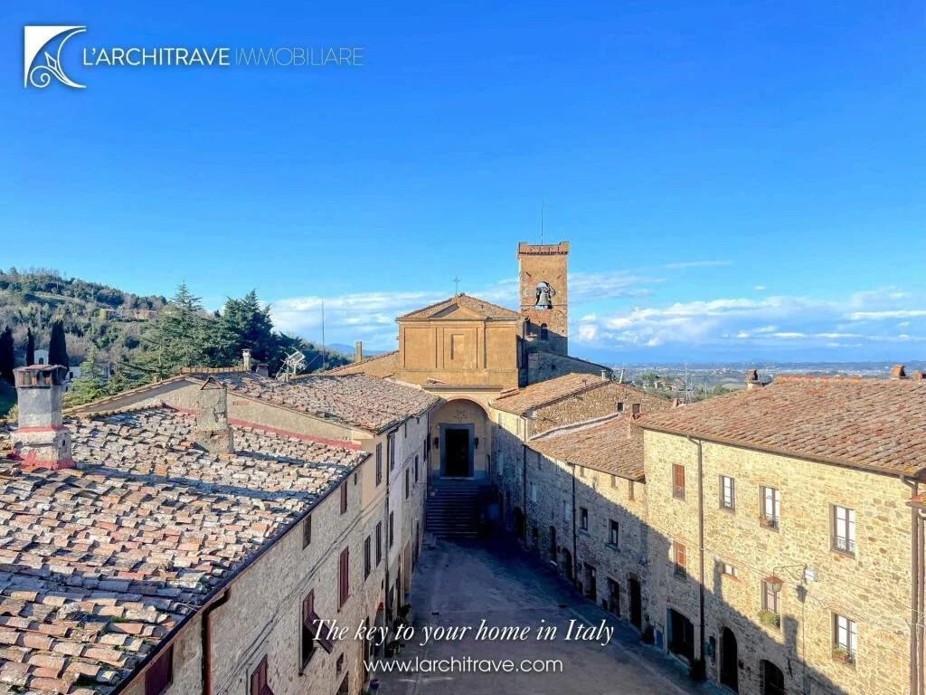 Piazza Views in Tuscany - €120,000