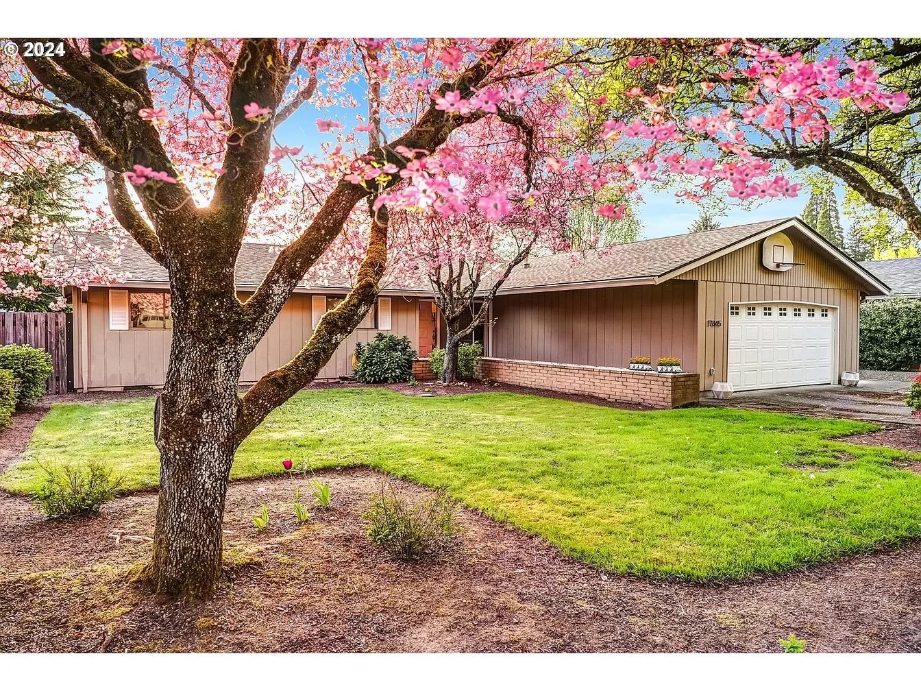 A Mid-Century Ranch in Tualatin, OR - $600,000