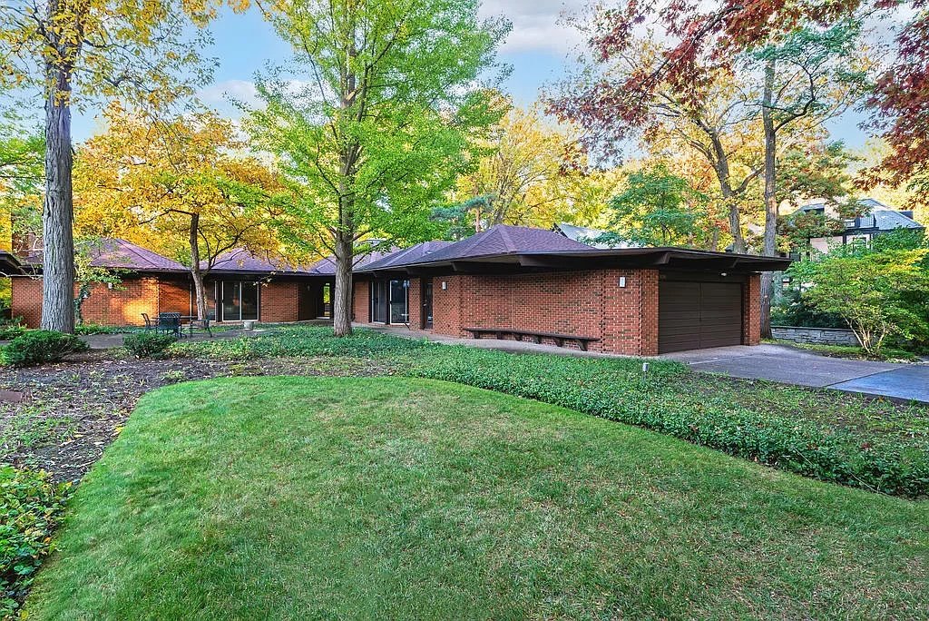 A Don Erickson Design in Winnetka, IL - $1,590,000