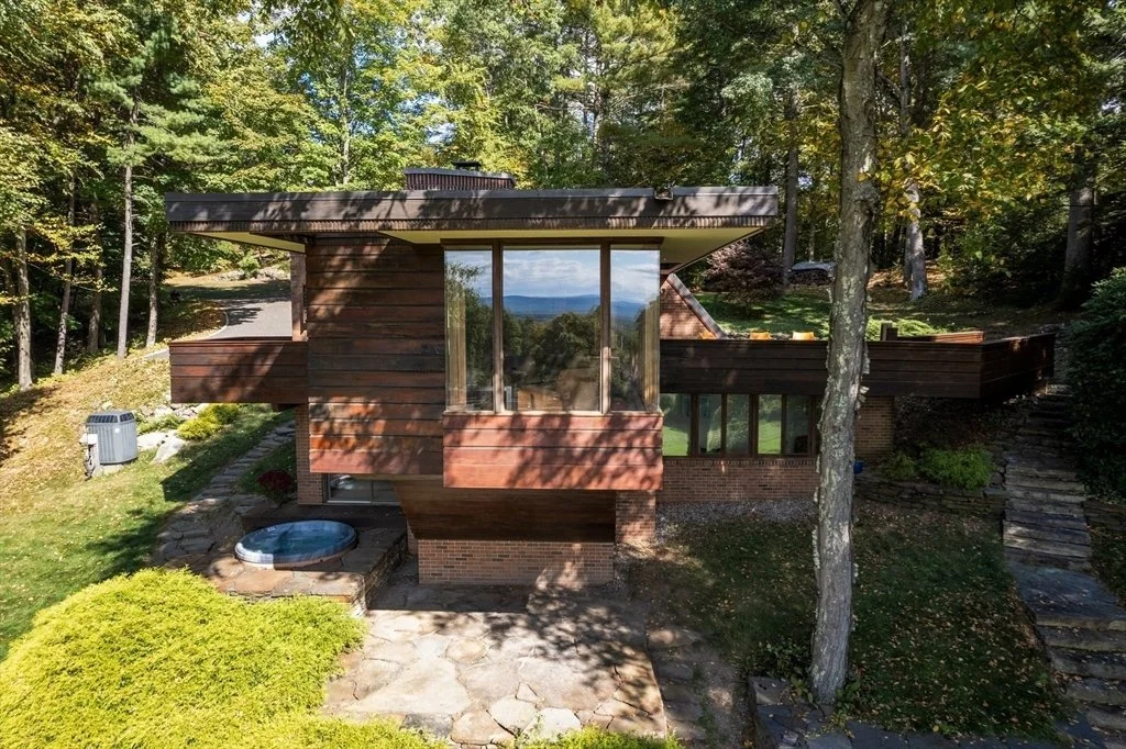 A 1977 Usonian Style Home by Bednarski &amp; Stein - $775,000