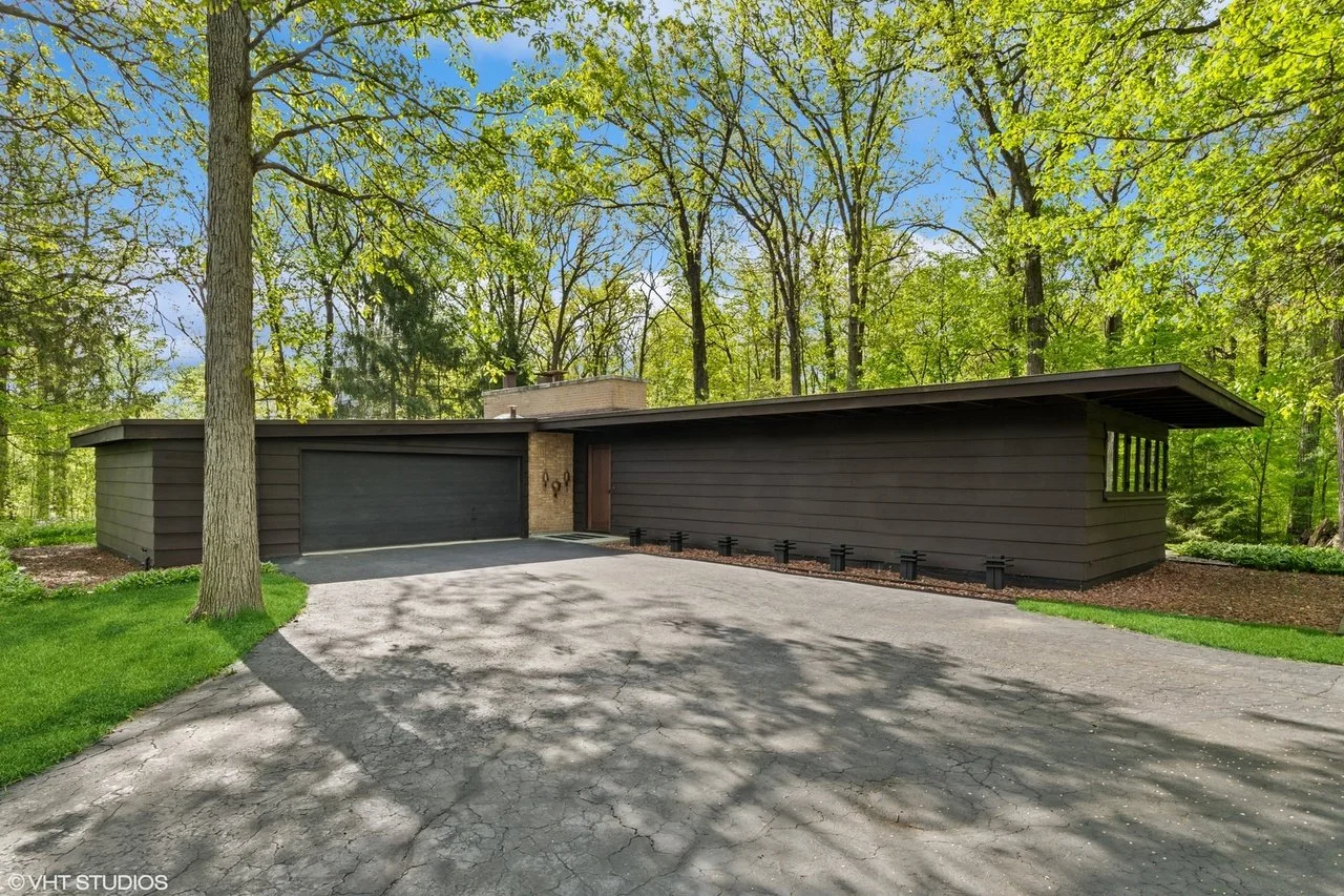 A 1953 Edward Humrick Design in Riverwoods, IL - $629,000