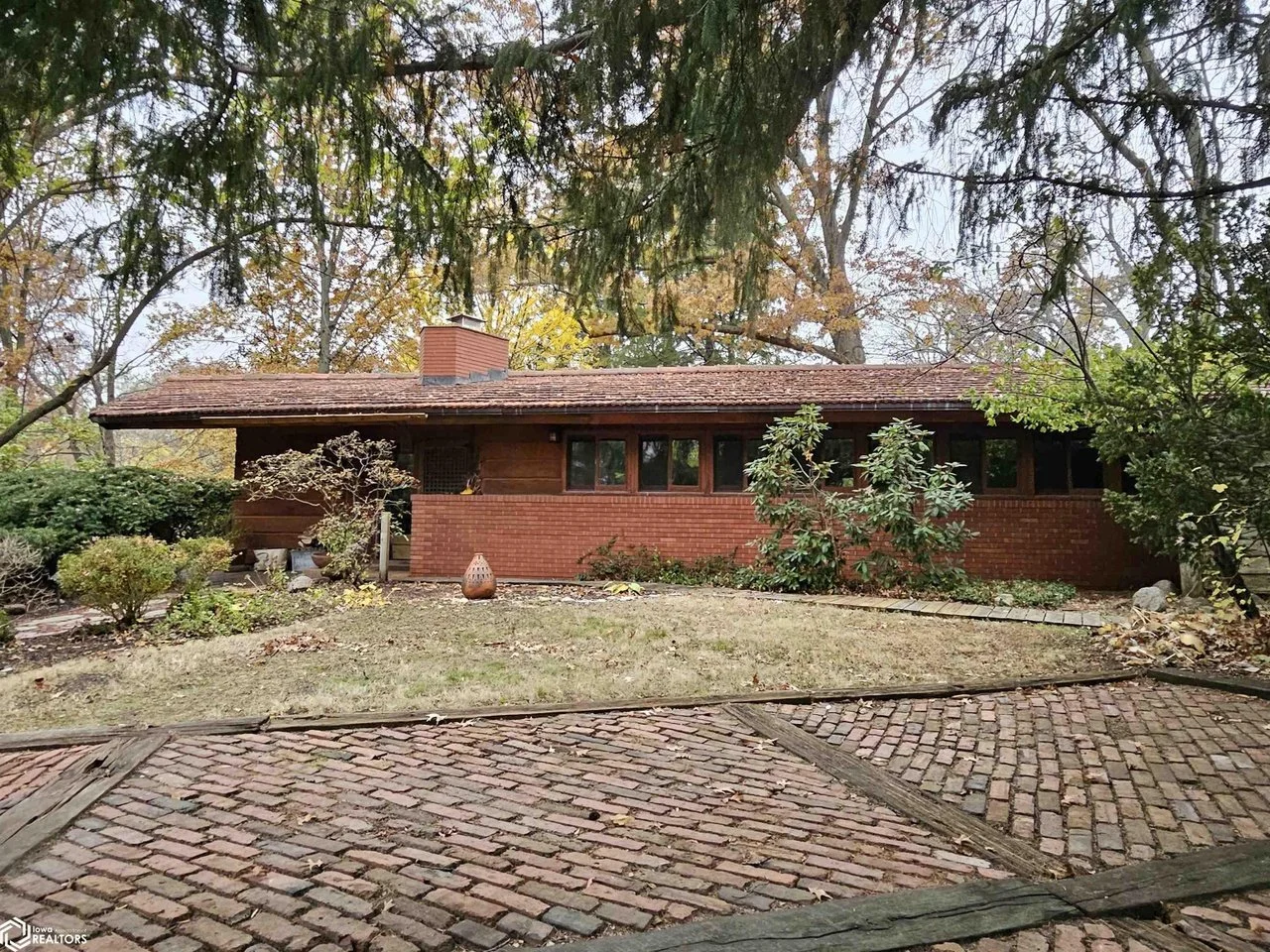 A 1953 Usonian Style Home in Oskaloosa, IA - $375,000