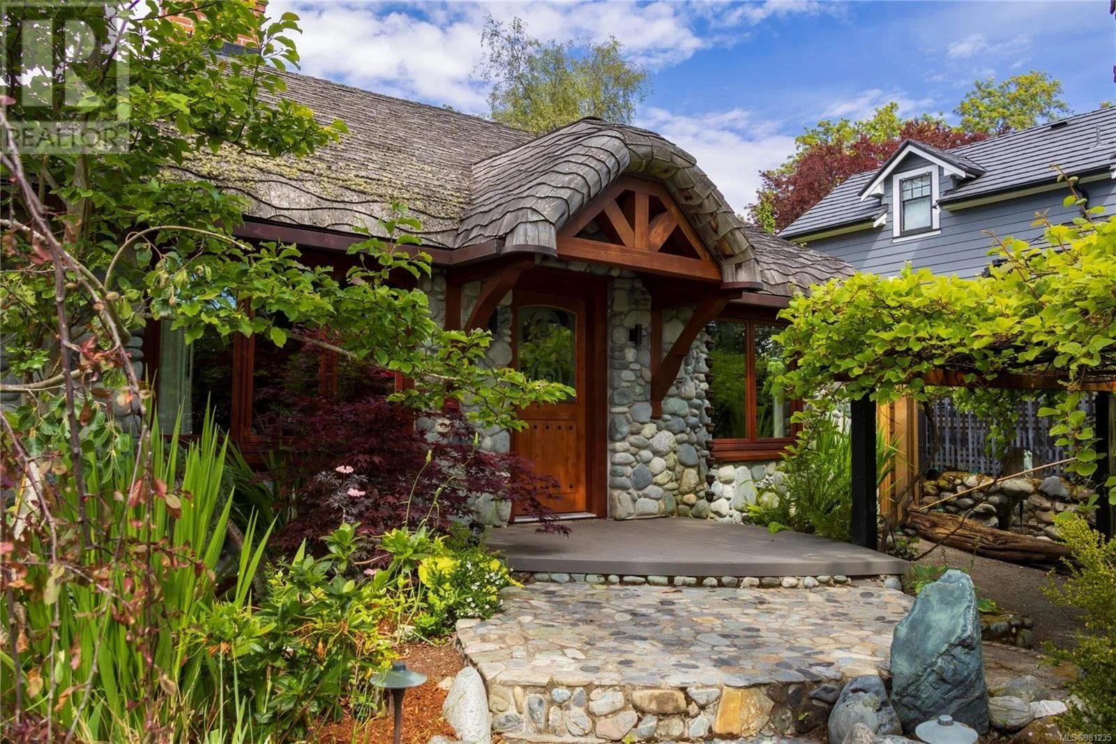 A Artistic Cottage in Oak Bay, BC - C$2,450,000