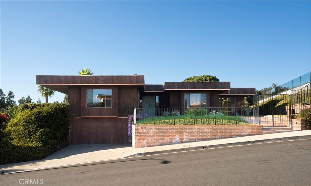Mid-Century Modern in Los Angeles - $4,797,000