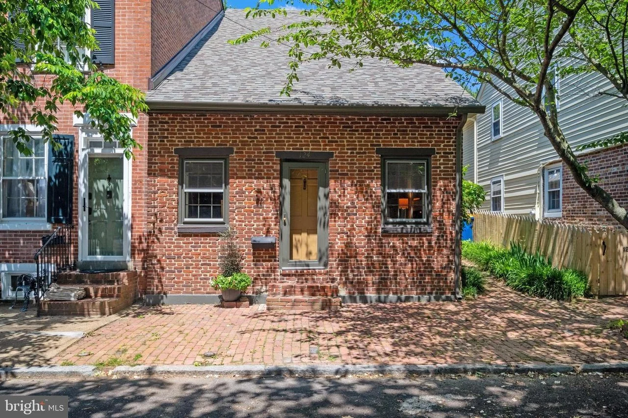 A Quaint House in New Castle, DE - $499,000