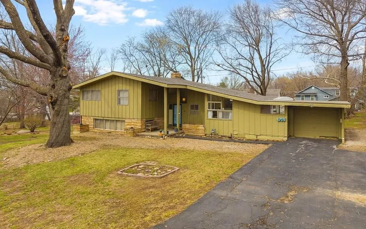 Mid-Century Modern in Blue Springs, MO - $284,950