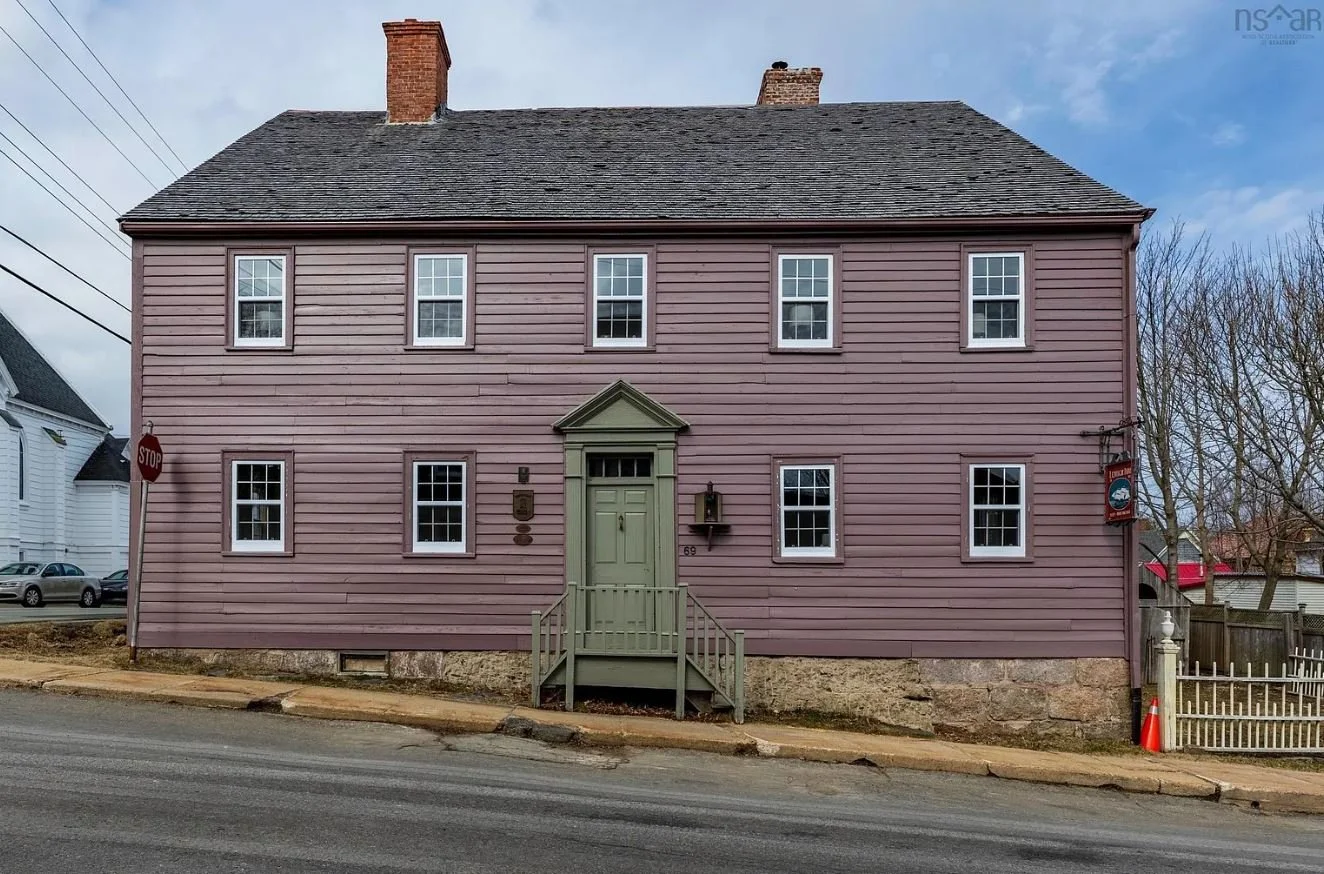 The Former Lennox Inn in Lunenburg, NS - C$959,000