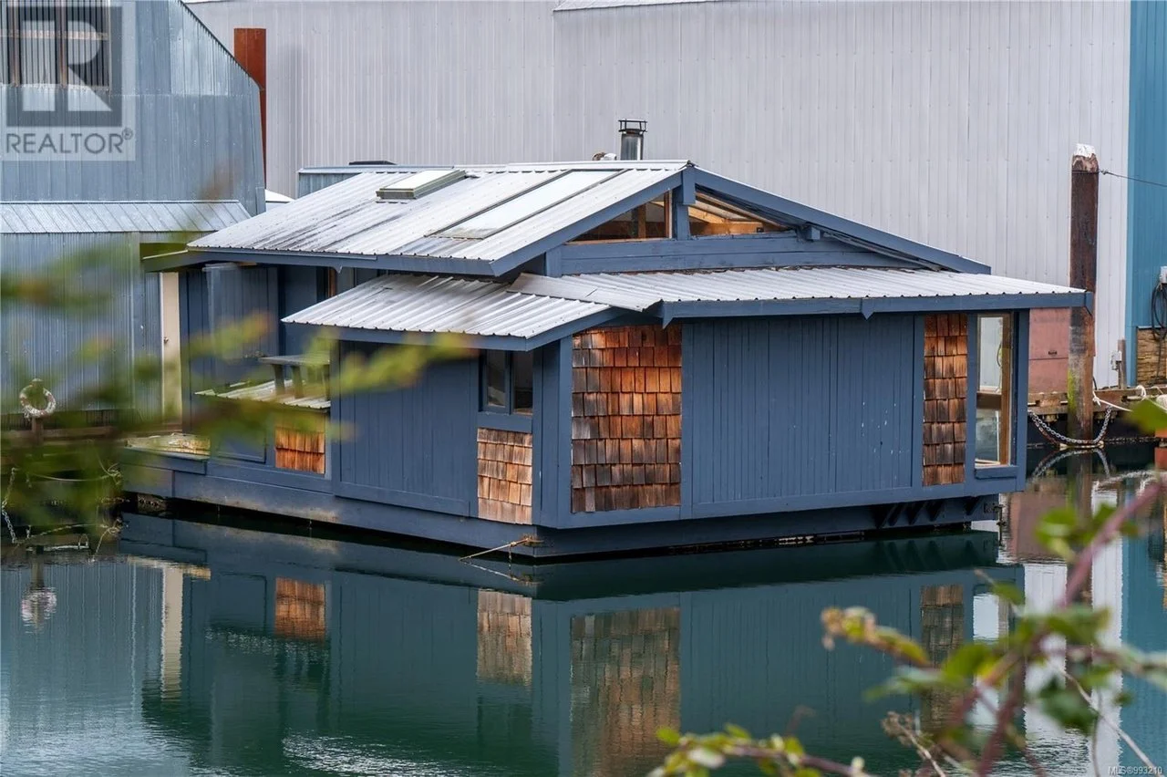 A Floating Home Built in 1982 - C$225,000