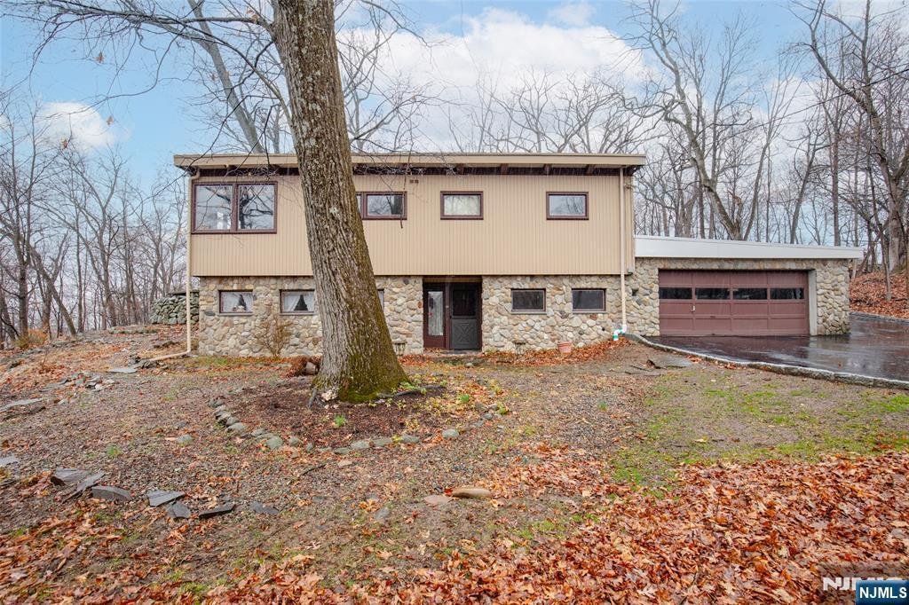 1.4 Acres in Oakland, NJ - $800,000
