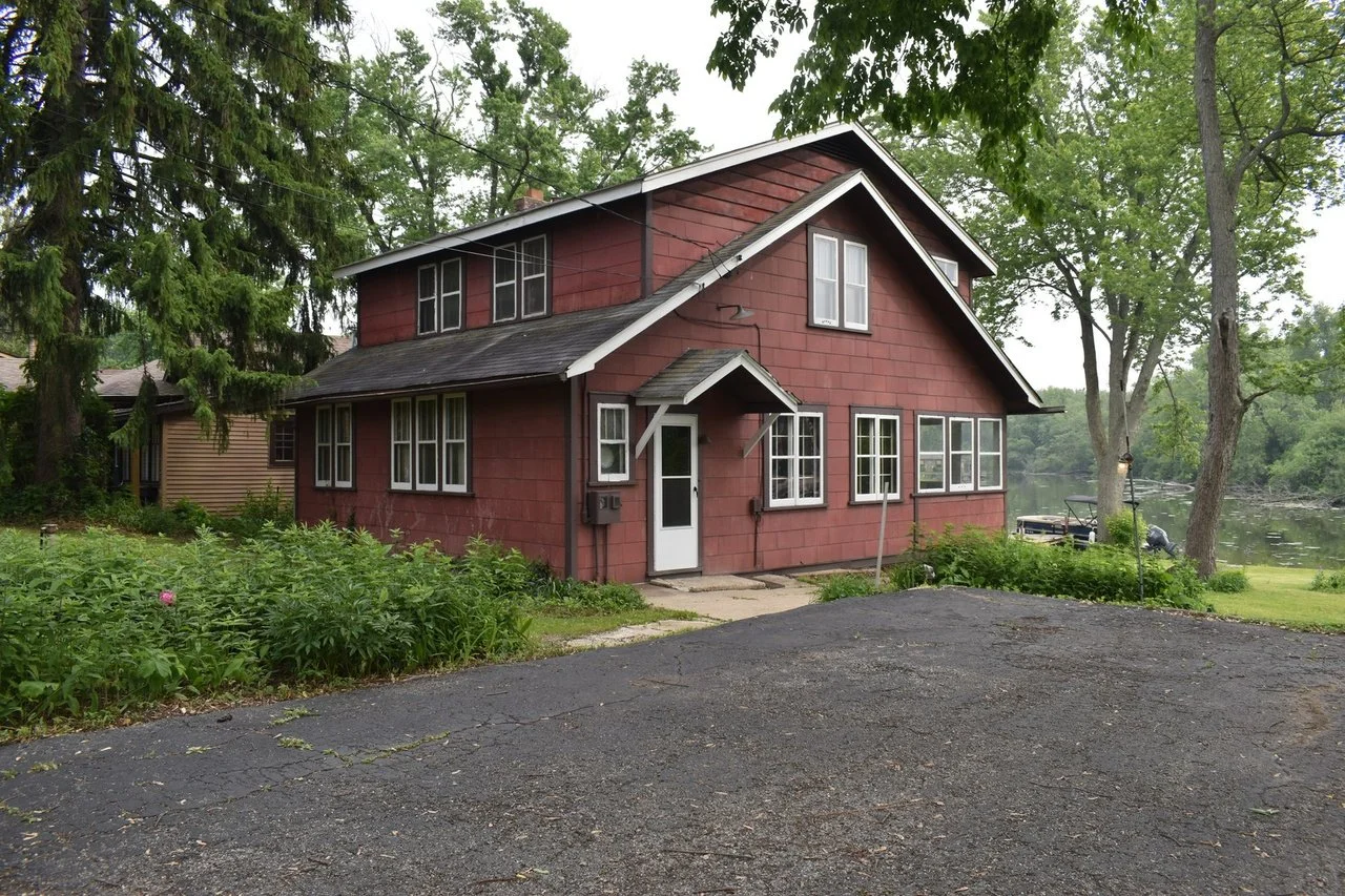 A Cottage in Lake Villa, IL - $185,000
