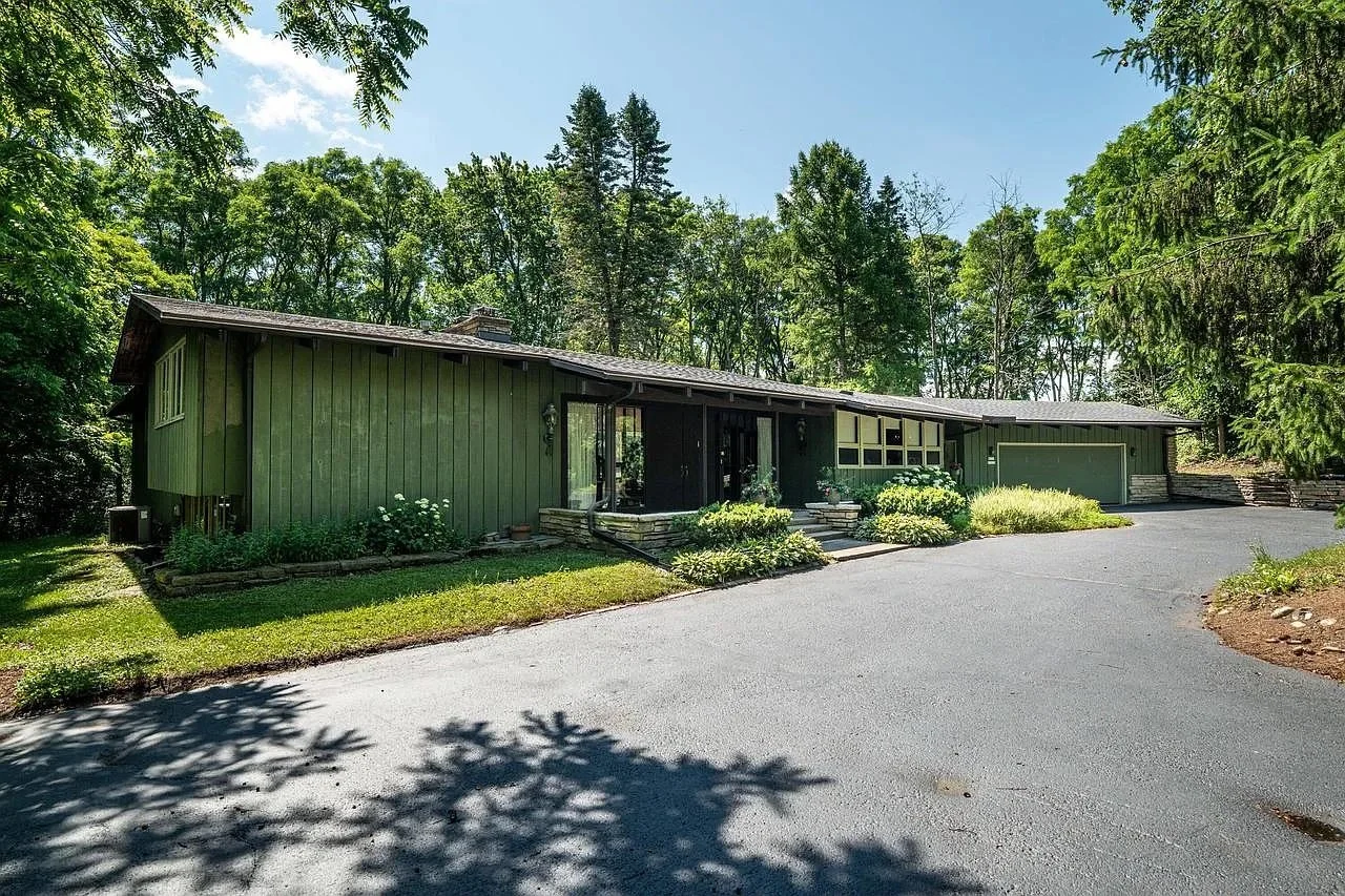 Mid-Century Modern in Lisbon, WI - $640,000
