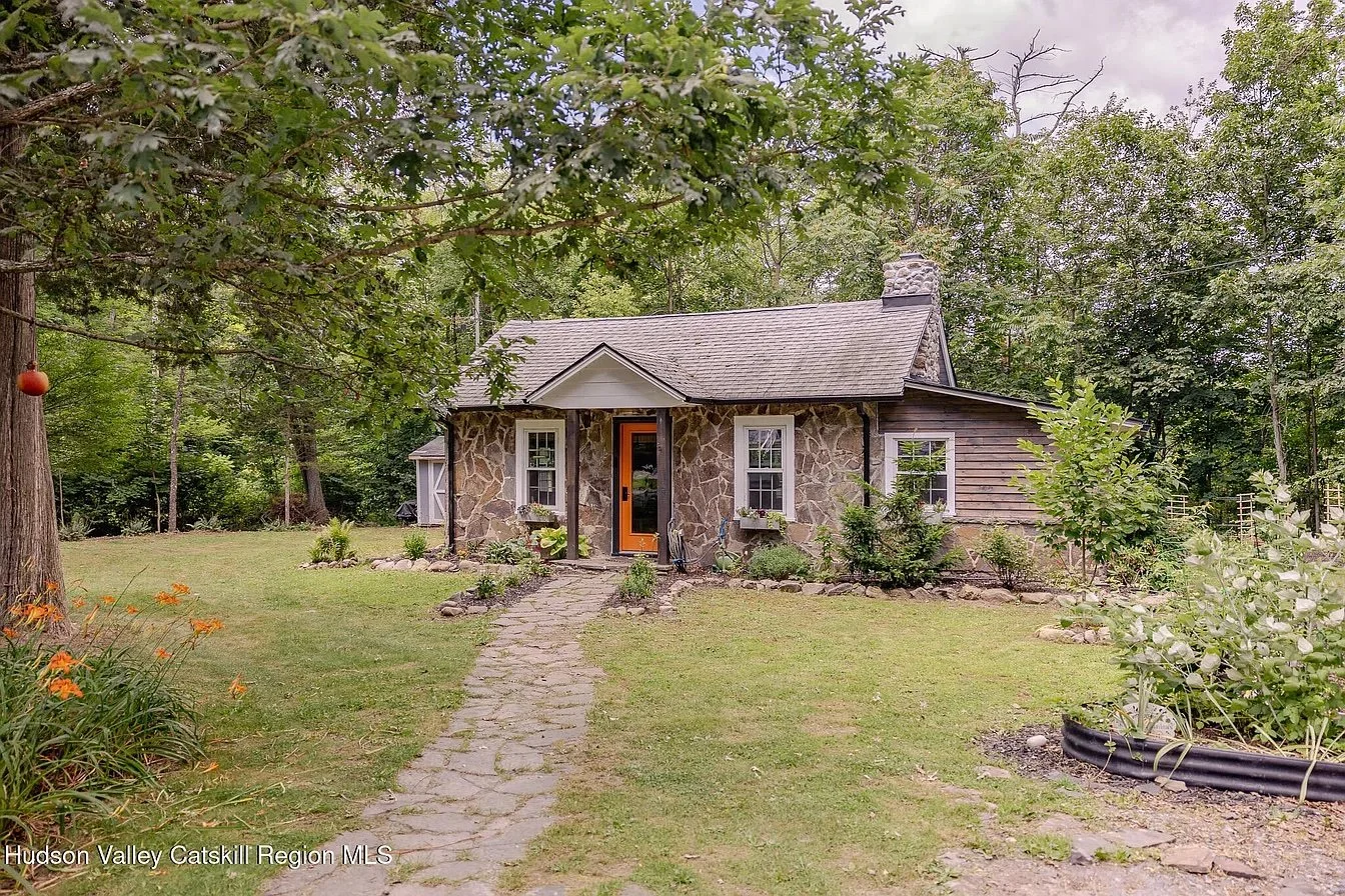 A Quaint Cottage in Saugerties, NY - $299,000
