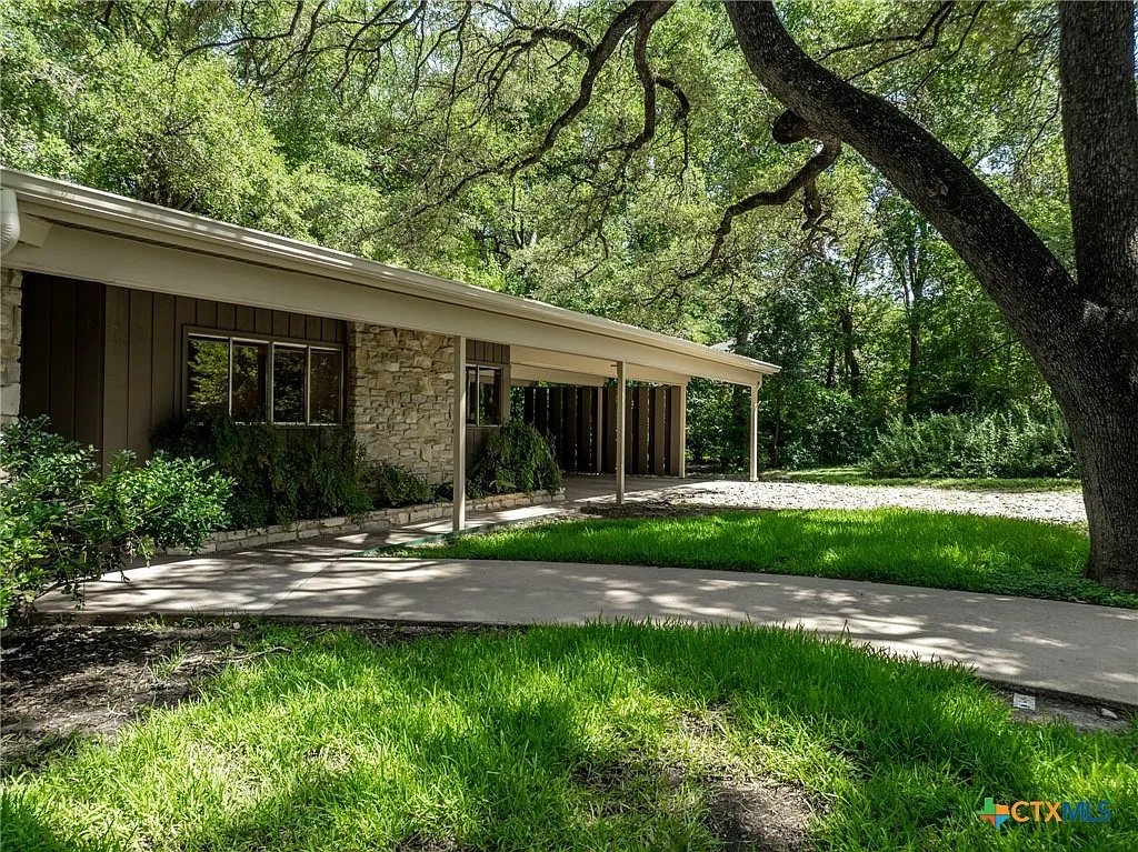 Mid-Century Modern in Temple, TX - $495,000