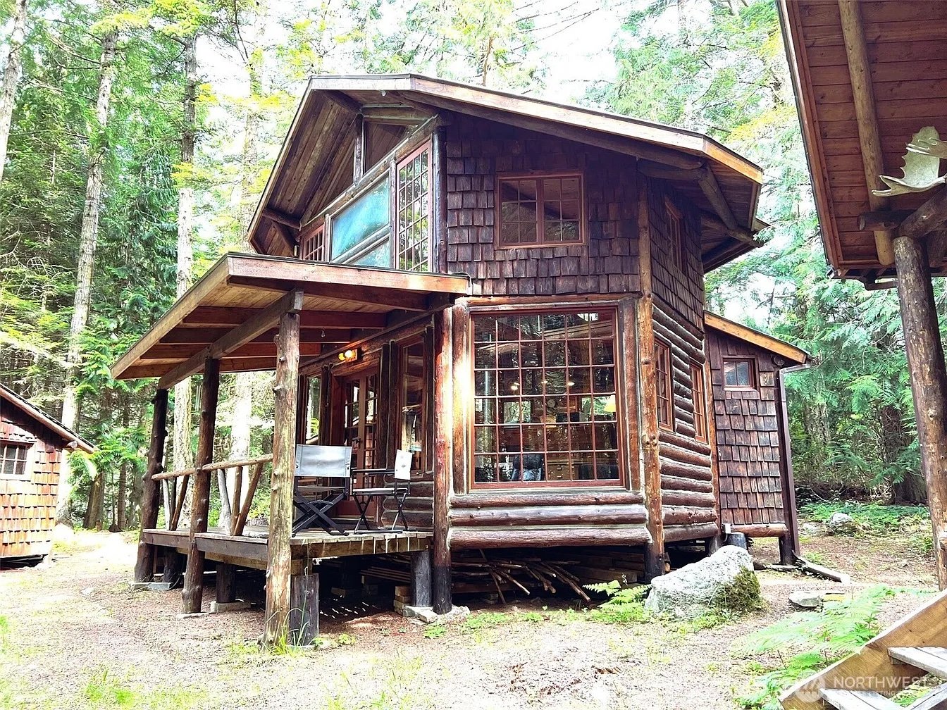 A Log Cabin in Center Island, WA - $420,000