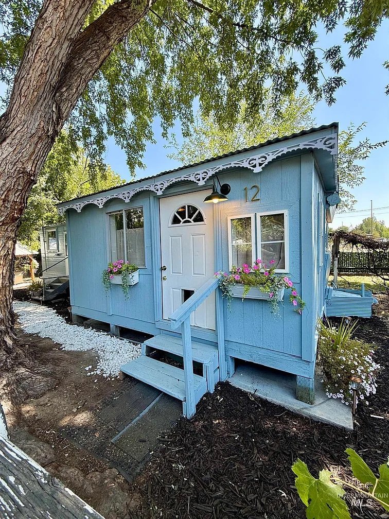 A Cutesy Mobile Home in Middleton, ID - $69,000