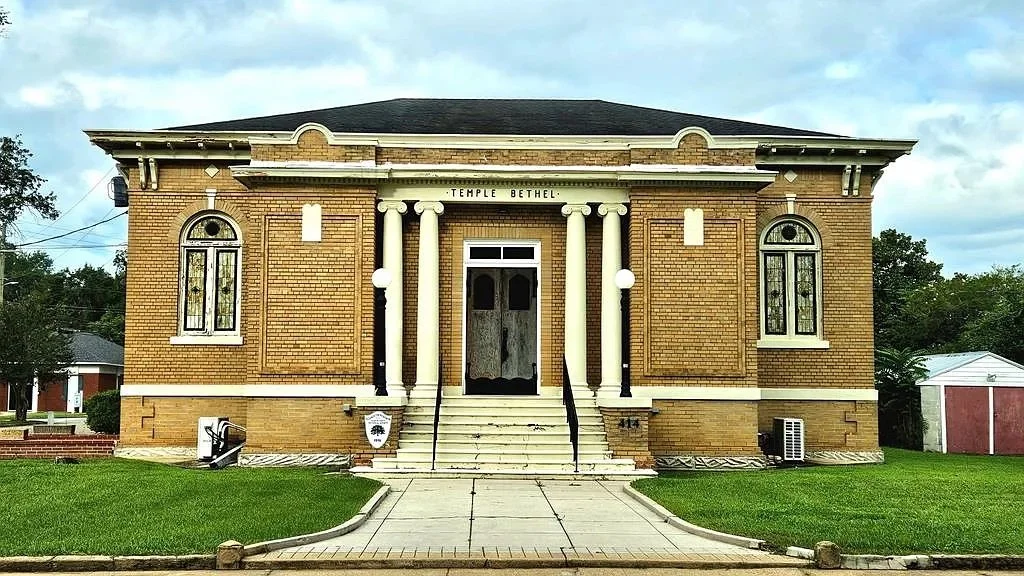 A Neoclassical-Revival Building in Bainbridge, GA - $375,000
