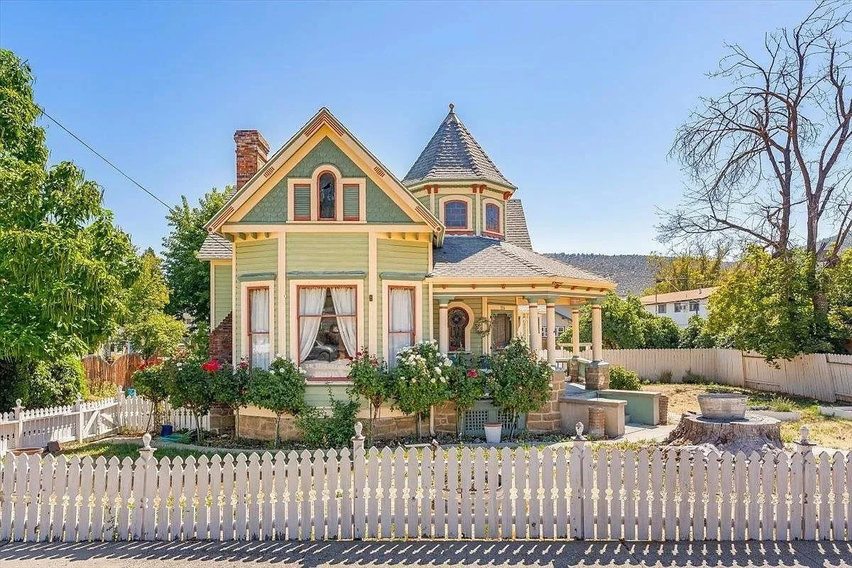 A Victorian in Yreka, CA - $350,000