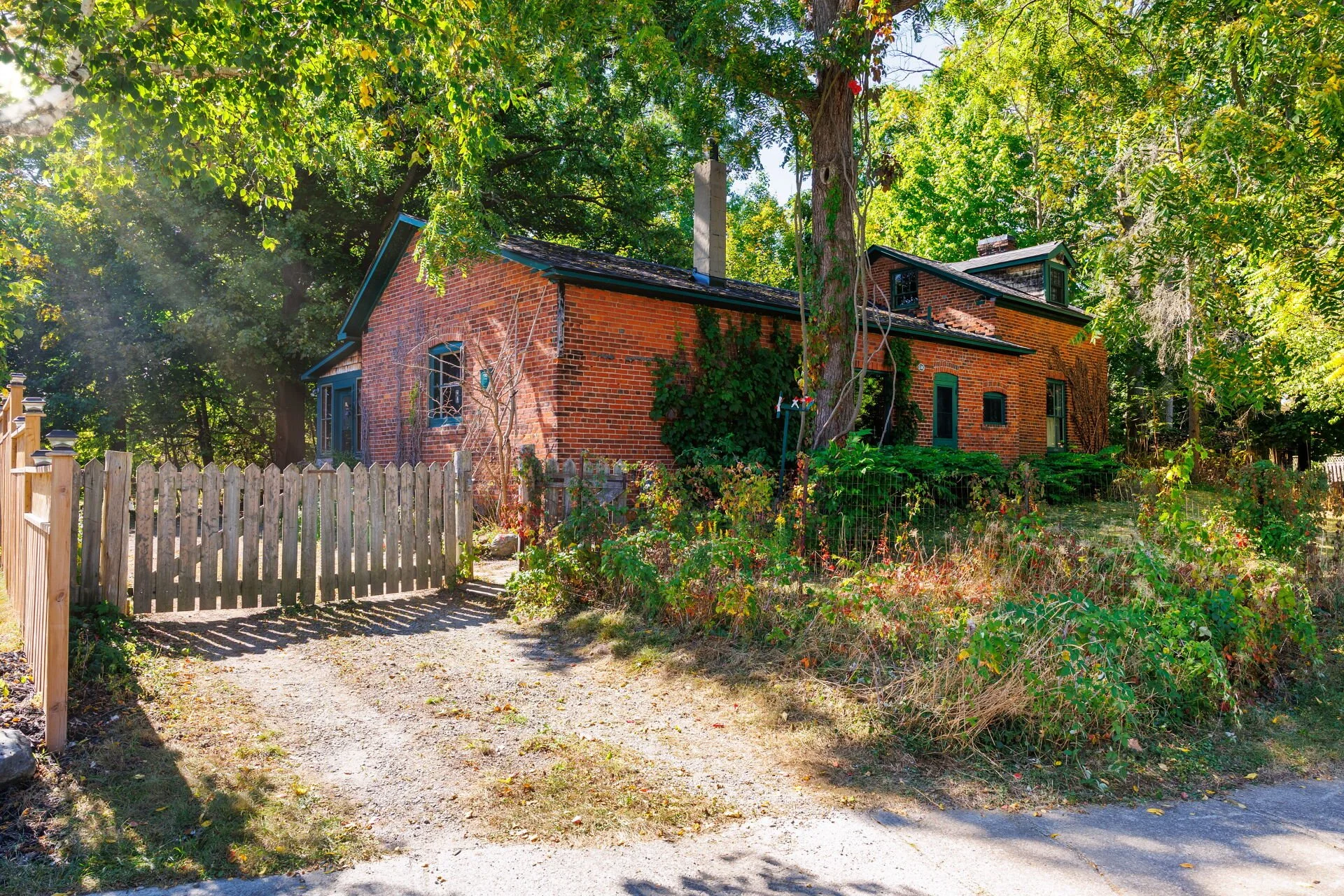 An 1860's Farmhouse in Mississauga, ON - C$1,098,000