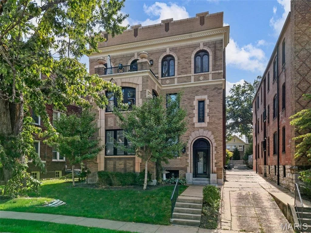 A Well Preserved Condo in STL - $515,000