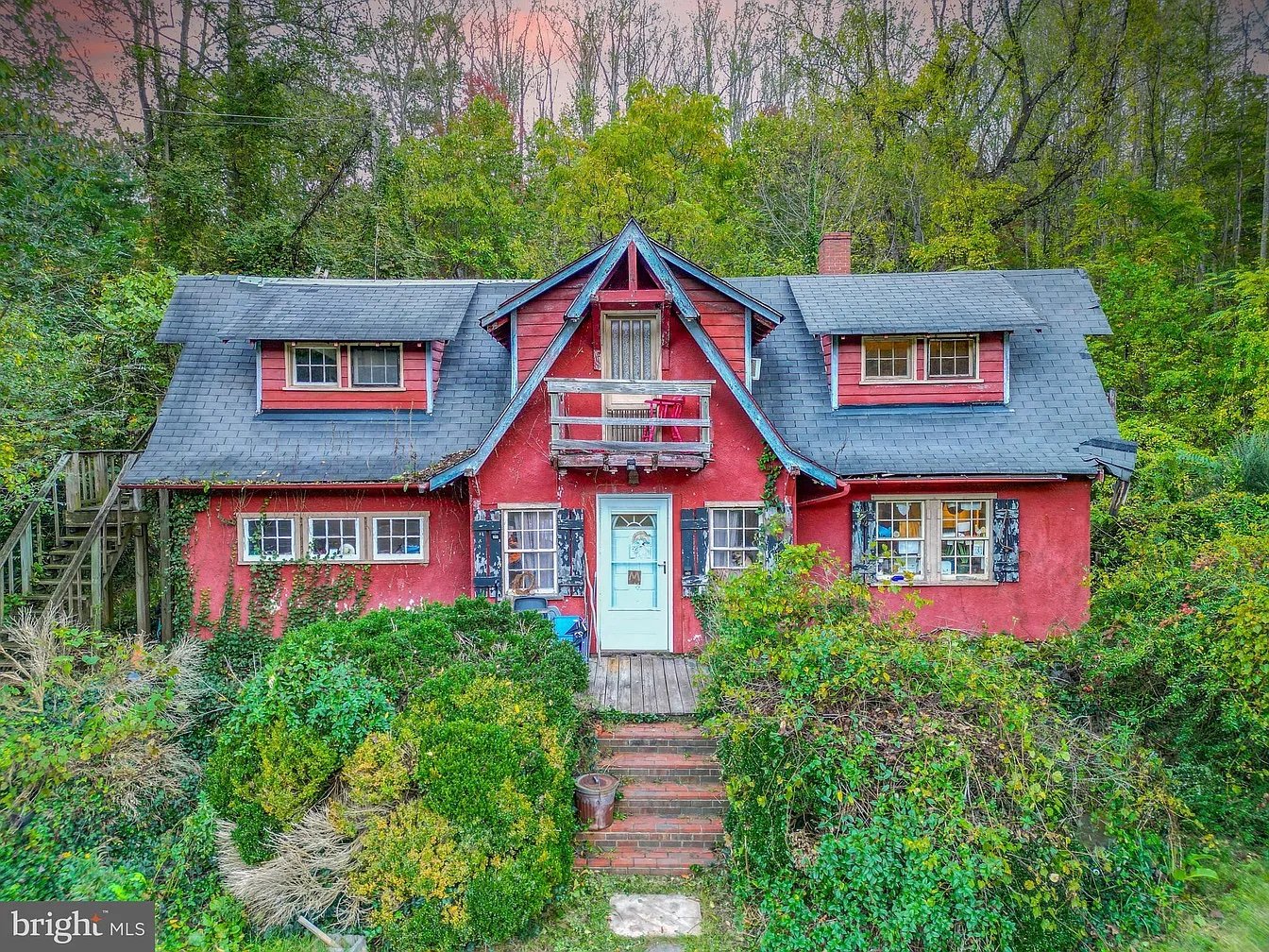 Th Former Swiss Chalet Motor Lodge - $375,000