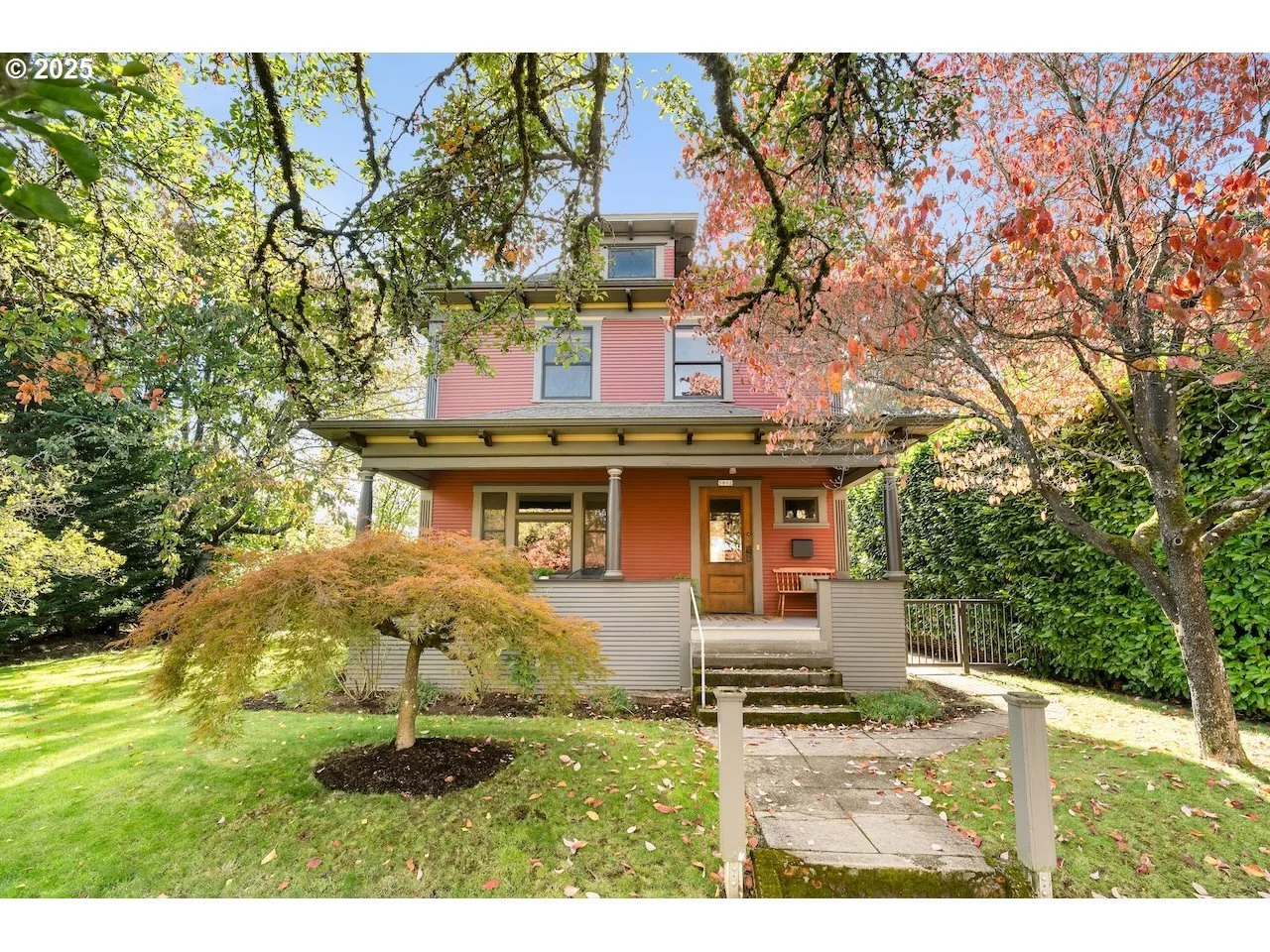 A 1911 Foursquare in Portland, OR - $725,000
