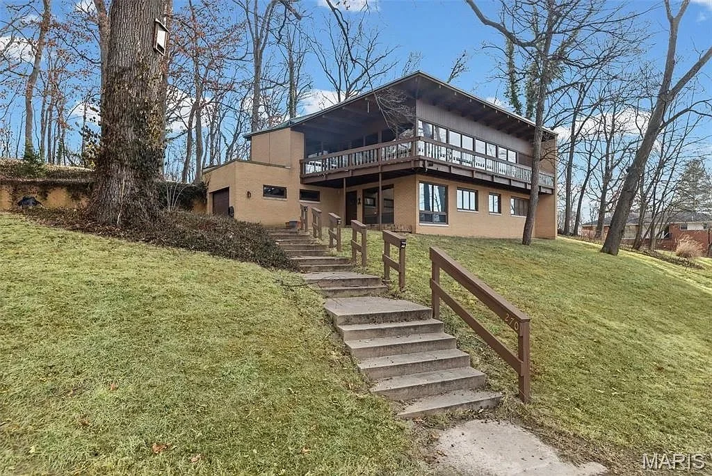 An Amazing Home in East Alton, IL - $240,000