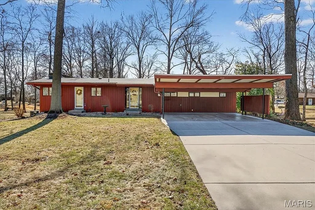 Nearly an Acre in Columbia, IL - $325,000