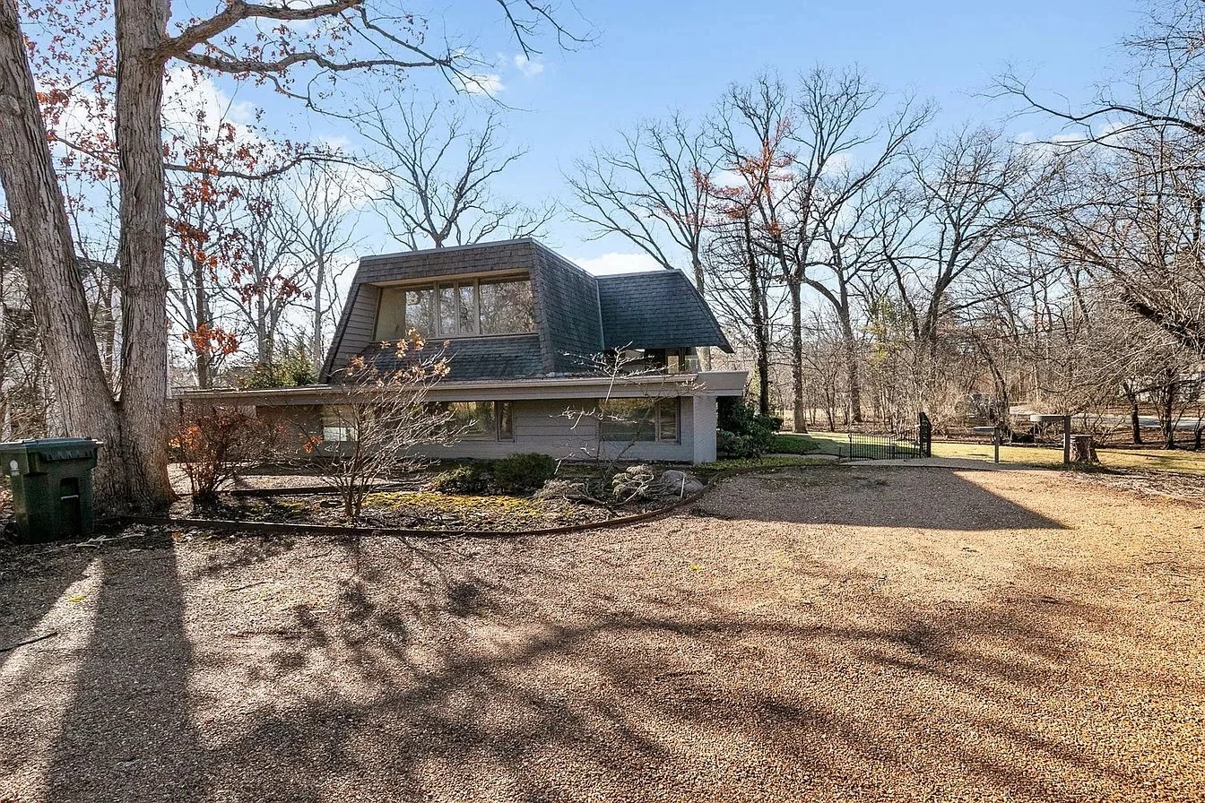 A Mid-Century Home in Lake Forest, IL - $799,900
