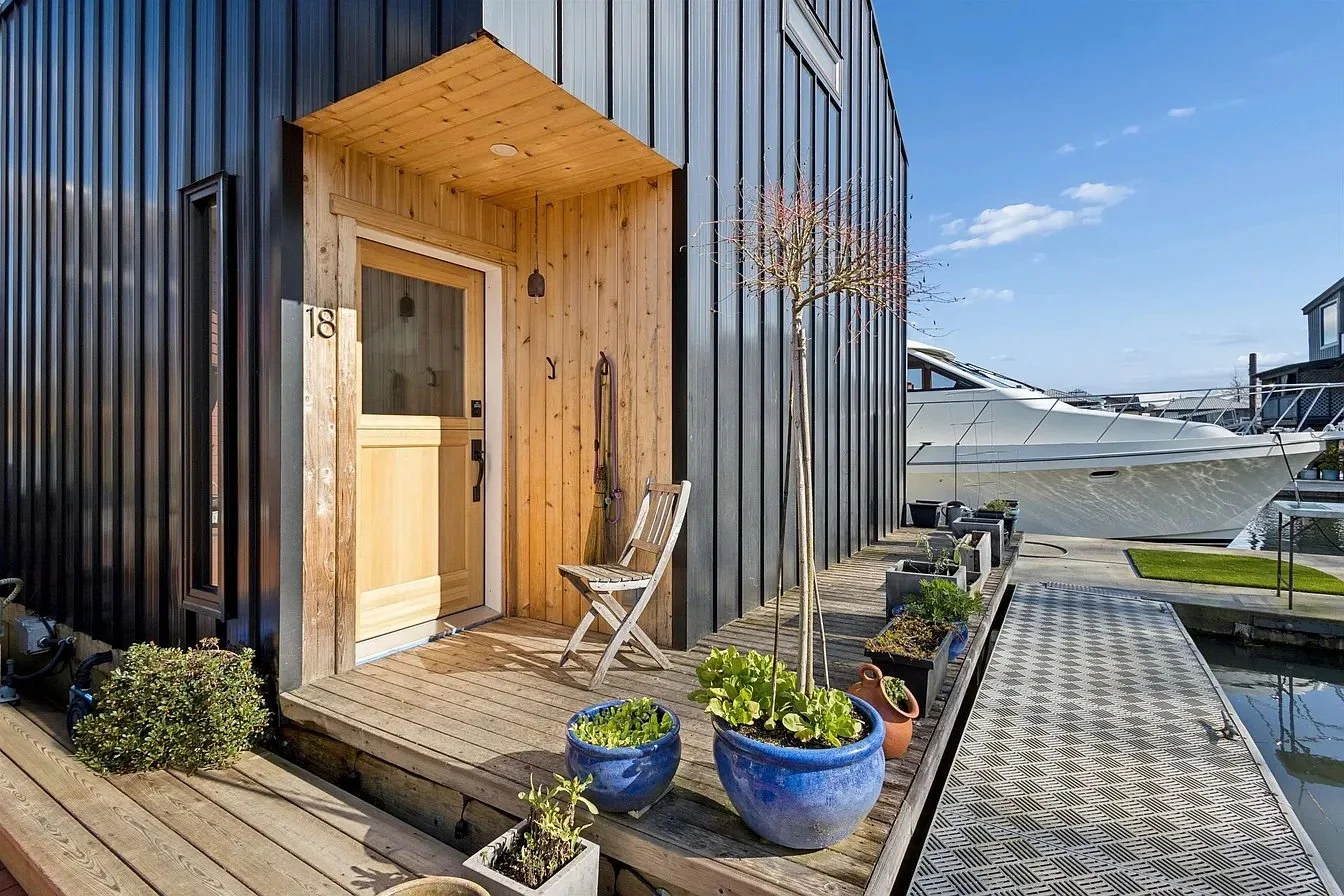 A Floating Home in Delta, BC - C$319,000