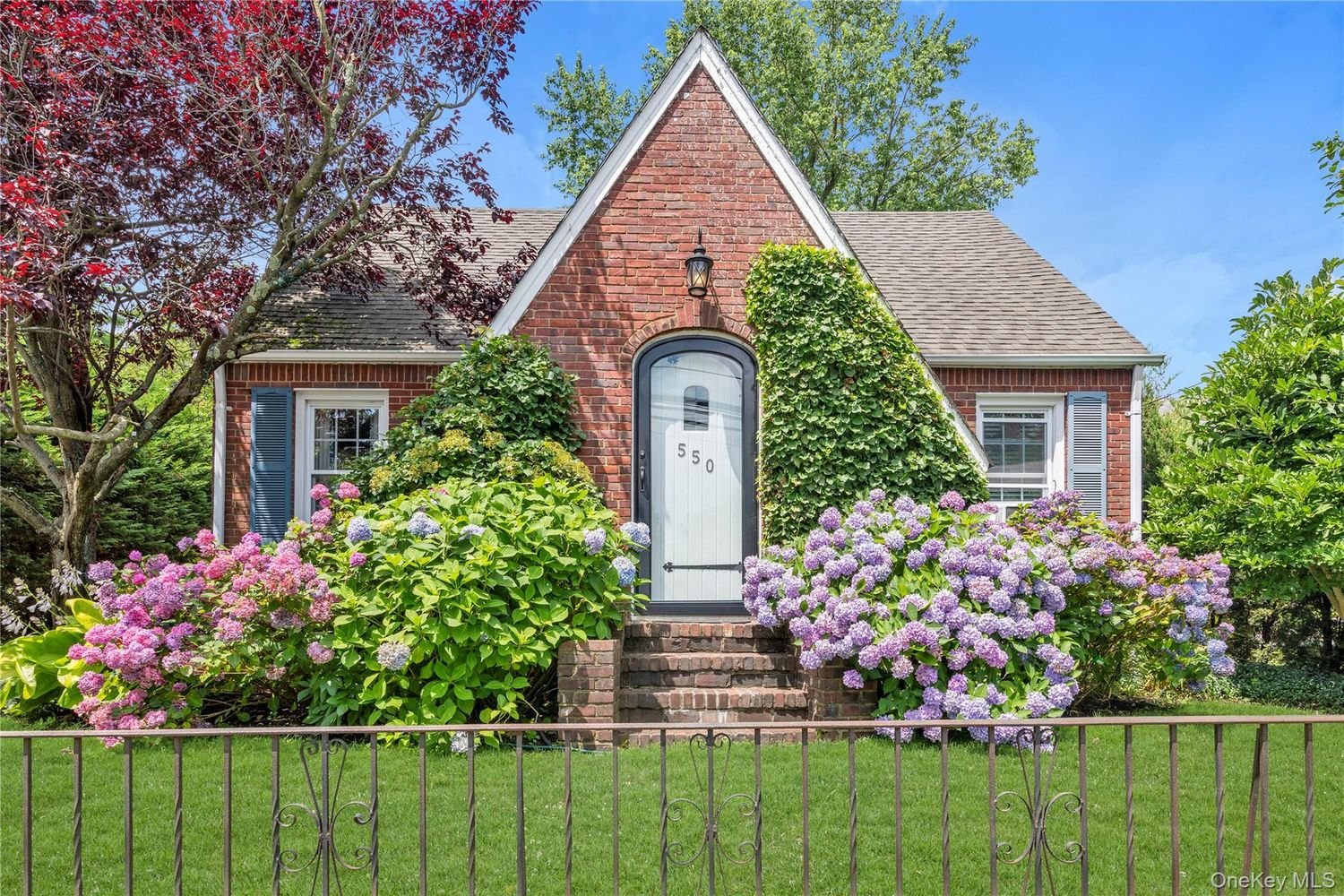 5 Homes with Charming First Impressions