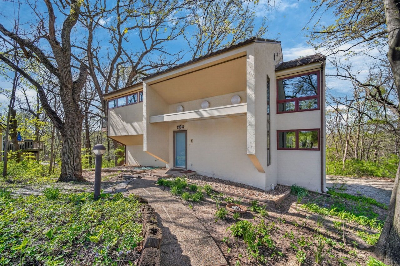 A 1977 Contemporary Home in Des Moines, IA - $399,900